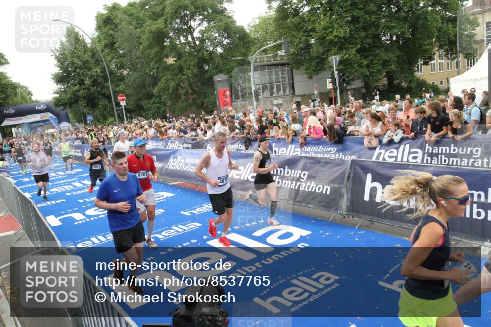 29.06.2025 - hella hamburg halbmarathon Michael Strokosch http://msf.ph/oto/8537765 29.06.2025 10:51:11 Ziel  meine-sportfotos.de