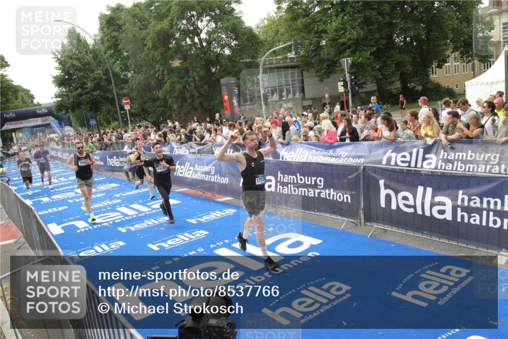 29.06.2025 - hella hamburg halbmarathon Michael Strokosch http://msf.ph/oto/8537766 29.06.2025 10:33:21 Ziel  meine-sportfotos.de
