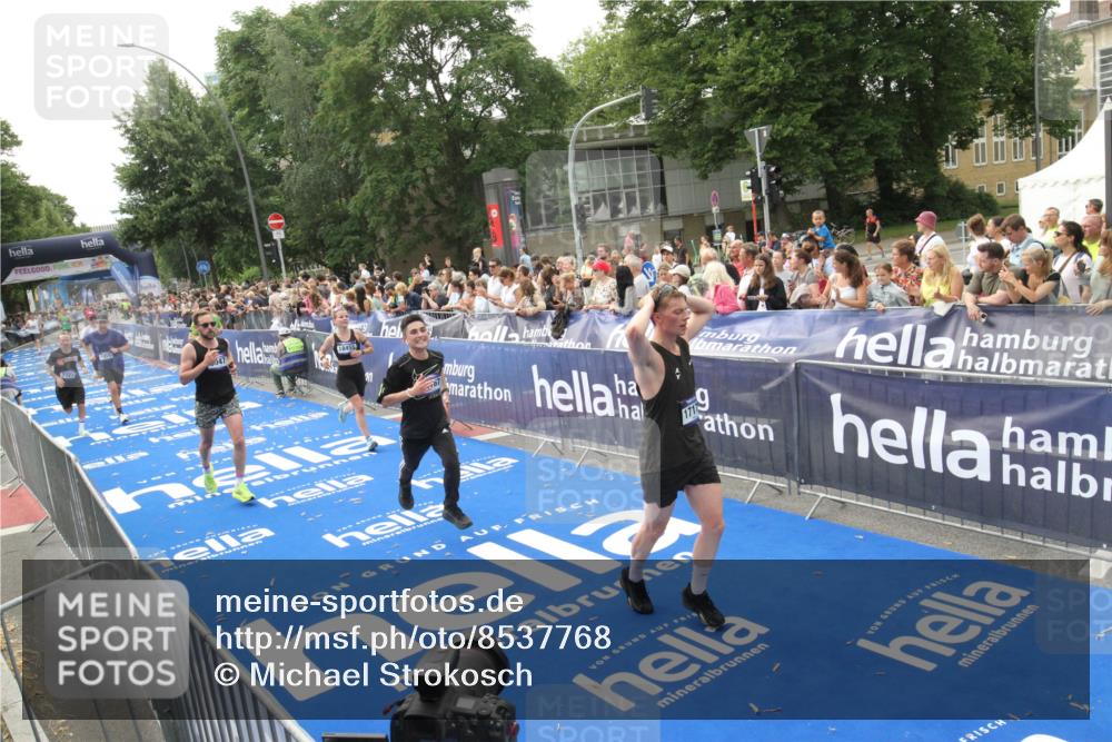 29.06.2025 - hella hamburg halbmarathon Michael Strokosch http://msf.ph/oto/8537768 29.06.2025 10:33:21 Ziel  meine-sportfotos.de