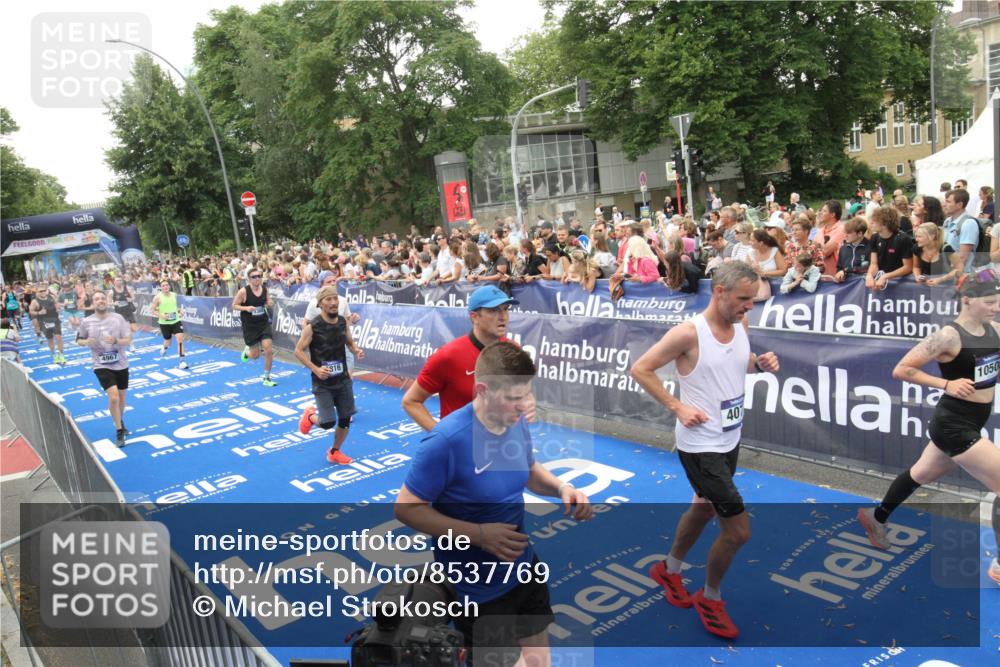 29.06.2025 - hella hamburg halbmarathon Michael Strokosch http://msf.ph/oto/8537769 29.06.2025 10:51:12 Ziel  meine-sportfotos.de