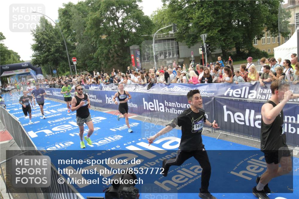 29.06.2025 - hella hamburg halbmarathon Michael Strokosch http://msf.ph/oto/8537772 29.06.2025 10:33:22 Ziel  meine-sportfotos.de