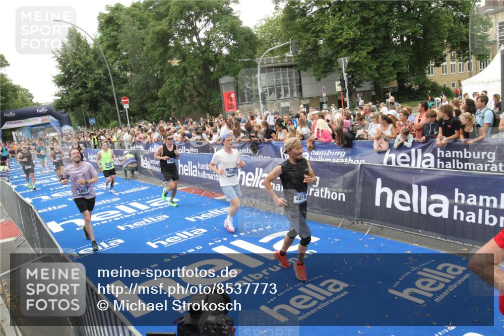 29.06.2025 - hella hamburg halbmarathon Michael Strokosch http://msf.ph/oto/8537773 29.06.2025 10:51:13 Ziel  meine-sportfotos.de