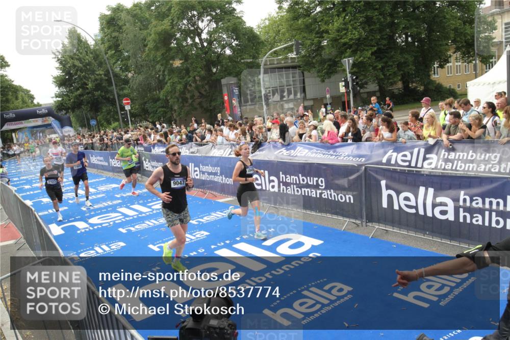 29.06.2025 - hella hamburg halbmarathon Michael Strokosch http://msf.ph/oto/8537774 29.06.2025 10:33:22 Ziel  meine-sportfotos.de