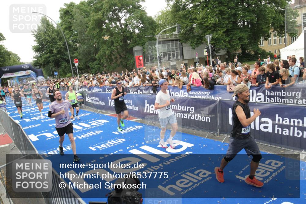29.06.2025 - hella hamburg halbmarathon Michael Strokosch http://msf.ph/oto/8537775 29.06.2025 10:51:13 Ziel  meine-sportfotos.de