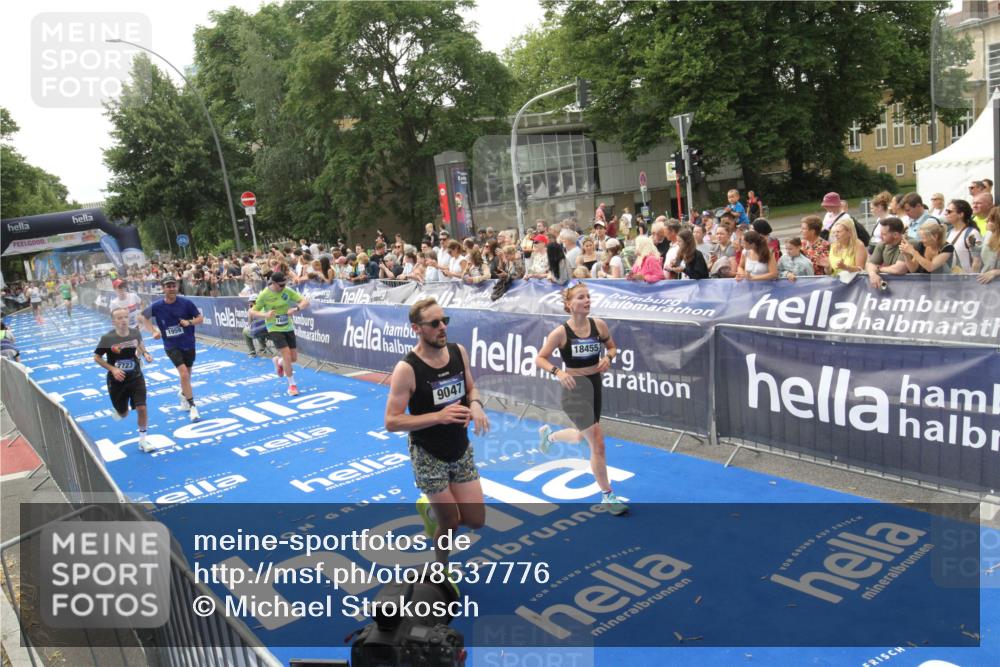 29.06.2025 - hella hamburg halbmarathon Michael Strokosch http://msf.ph/oto/8537776 29.06.2025 10:33:23 Ziel  meine-sportfotos.de