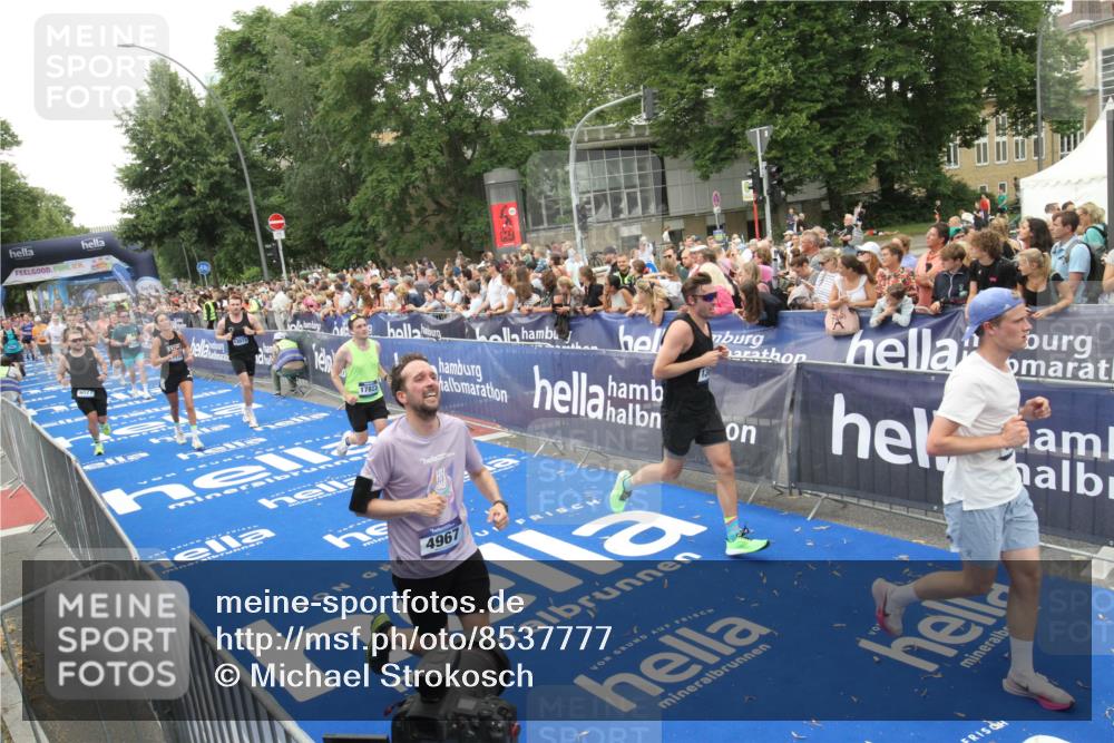 29.06.2025 - hella hamburg halbmarathon Michael Strokosch http://msf.ph/oto/8537777 29.06.2025 10:51:14 Ziel  meine-sportfotos.de