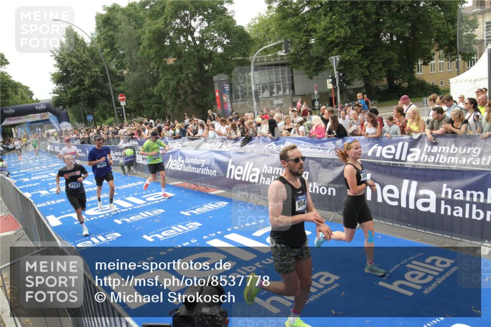 29.06.2025 - hella hamburg halbmarathon Michael Strokosch http://msf.ph/oto/8537778 29.06.2025 10:33:23 Ziel  meine-sportfotos.de