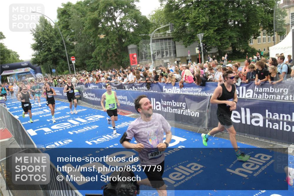 29.06.2025 - hella hamburg halbmarathon Michael Strokosch http://msf.ph/oto/8537779 29.06.2025 10:51:15 Ziel  meine-sportfotos.de