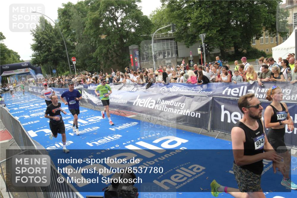 29.06.2025 - hella hamburg halbmarathon Michael Strokosch http://msf.ph/oto/8537780 29.06.2025 10:33:23 Ziel  meine-sportfotos.de