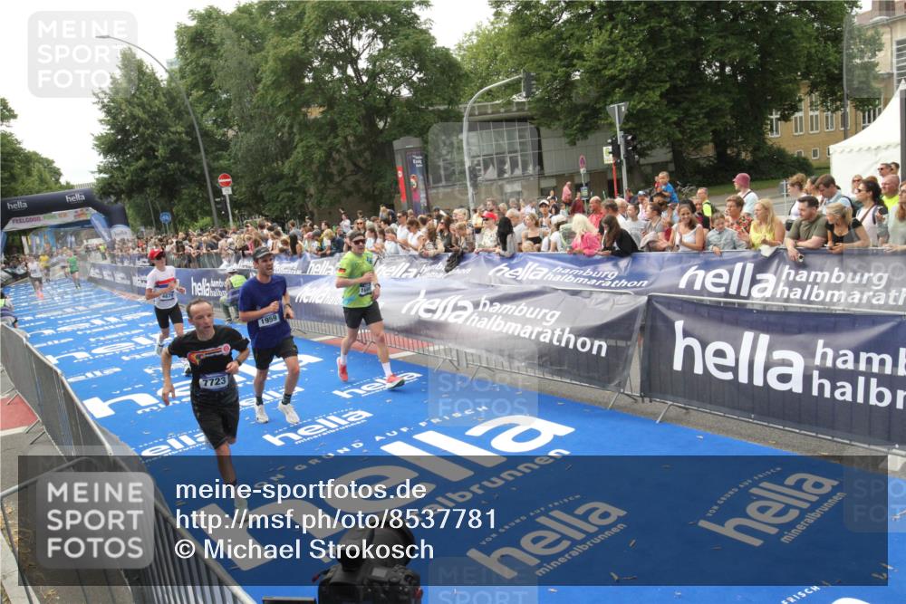 29.06.2025 - hella hamburg halbmarathon Michael Strokosch http://msf.ph/oto/8537781 29.06.2025 10:33:24 Ziel  meine-sportfotos.de