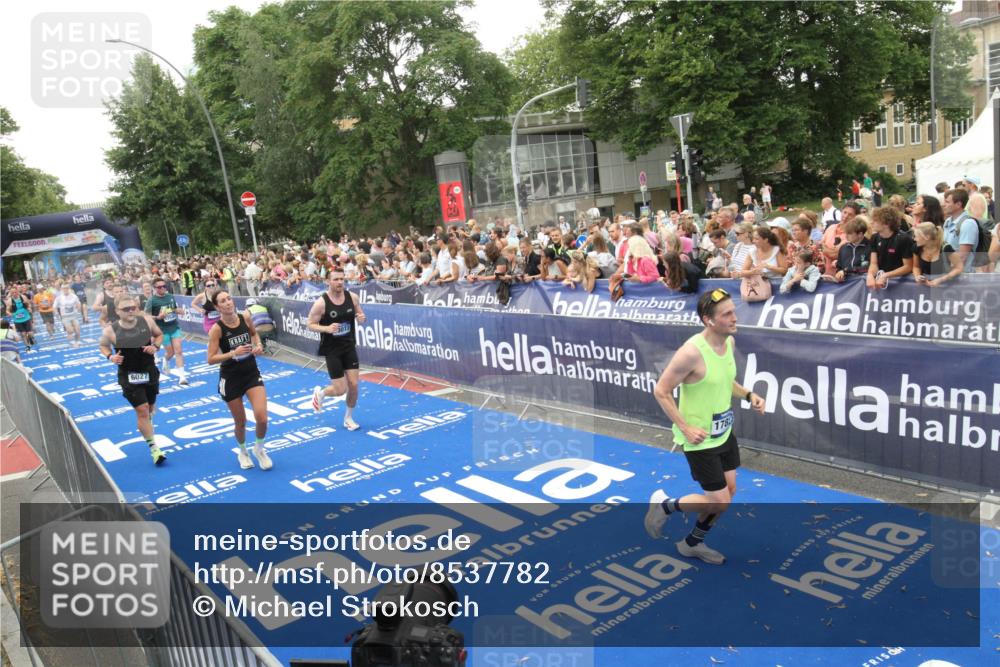 29.06.2025 - hella hamburg halbmarathon Michael Strokosch http://msf.ph/oto/8537782 29.06.2025 10:51:16 Ziel  meine-sportfotos.de