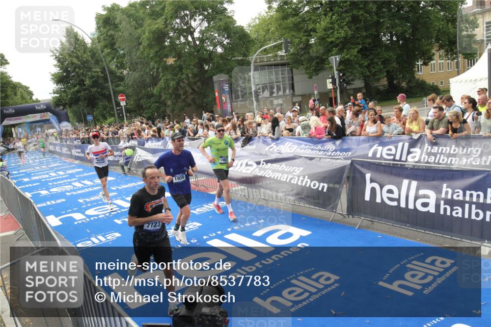29.06.2025 - hella hamburg halbmarathon Michael Strokosch http://msf.ph/oto/8537783 29.06.2025 10:33:24 Ziel  meine-sportfotos.de