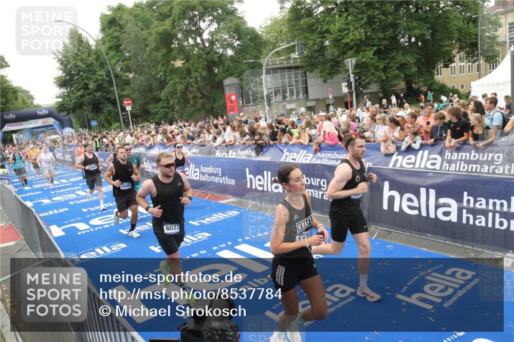 29.06.2025 - hella hamburg halbmarathon Michael Strokosch http://msf.ph/oto/8537784 29.06.2025 10:51:17 Ziel  meine-sportfotos.de