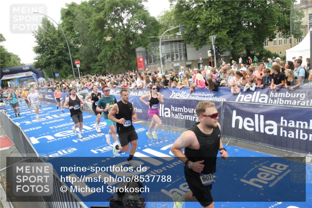 29.06.2025 - hella hamburg halbmarathon Michael Strokosch http://msf.ph/oto/8537788 29.06.2025 10:51:18 Ziel  meine-sportfotos.de