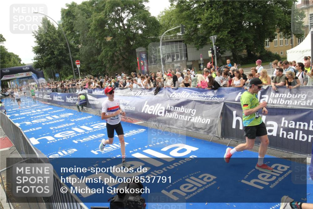 29.06.2025 - hella hamburg halbmarathon Michael Strokosch http://msf.ph/oto/8537791 29.06.2025 10:33:25 Ziel  meine-sportfotos.de