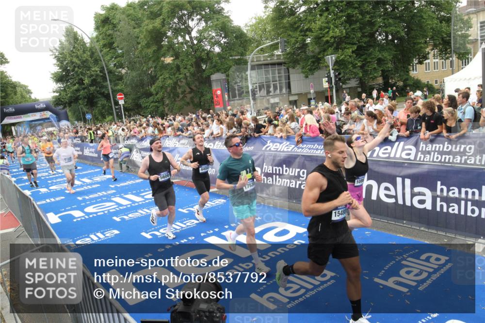 29.06.2025 - hella hamburg halbmarathon Michael Strokosch http://msf.ph/oto/8537792 29.06.2025 10:51:19 Ziel  meine-sportfotos.de