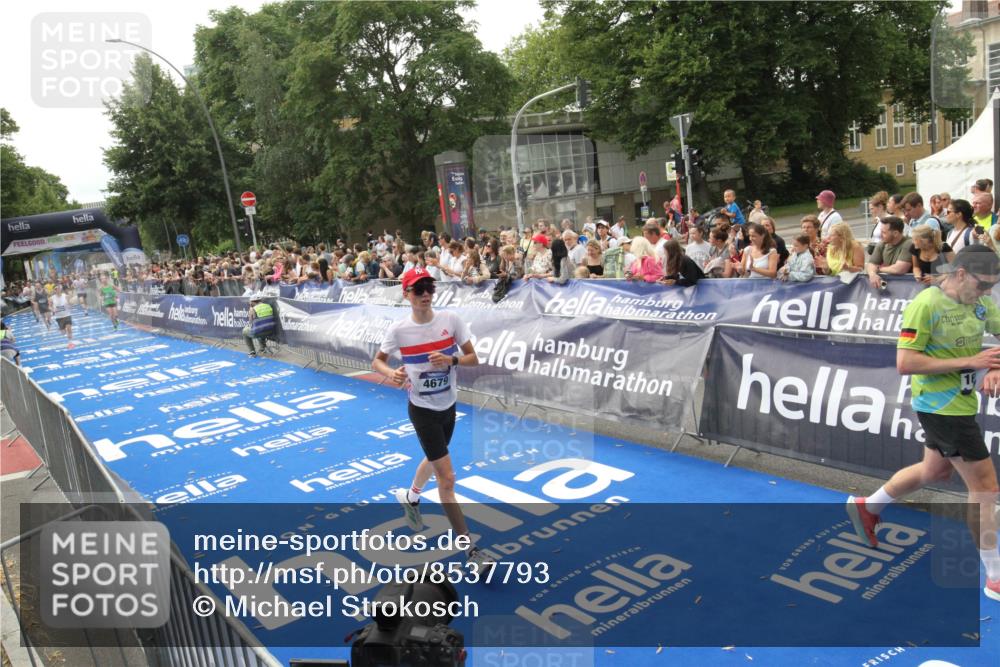 29.06.2025 - hella hamburg halbmarathon Michael Strokosch http://msf.ph/oto/8537793 29.06.2025 10:33:26 Ziel  meine-sportfotos.de