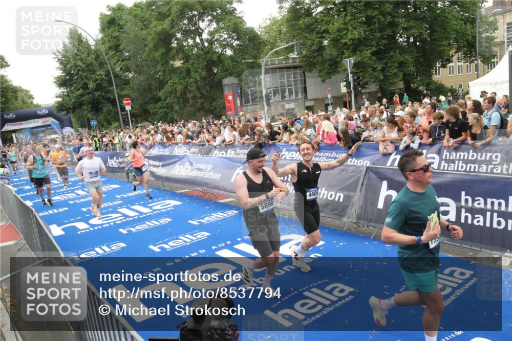 29.06.2025 - hella hamburg halbmarathon Michael Strokosch http://msf.ph/oto/8537794 29.06.2025 10:51:19 Ziel  meine-sportfotos.de