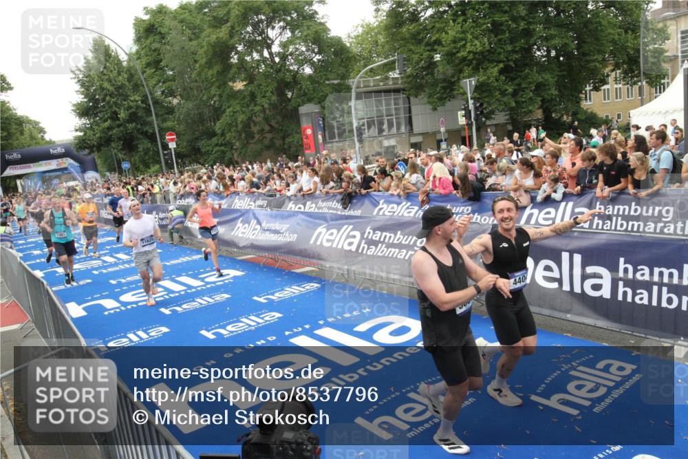 29.06.2025 - hella hamburg halbmarathon Michael Strokosch http://msf.ph/oto/8537796 29.06.2025 10:51:20 Ziel  meine-sportfotos.de
