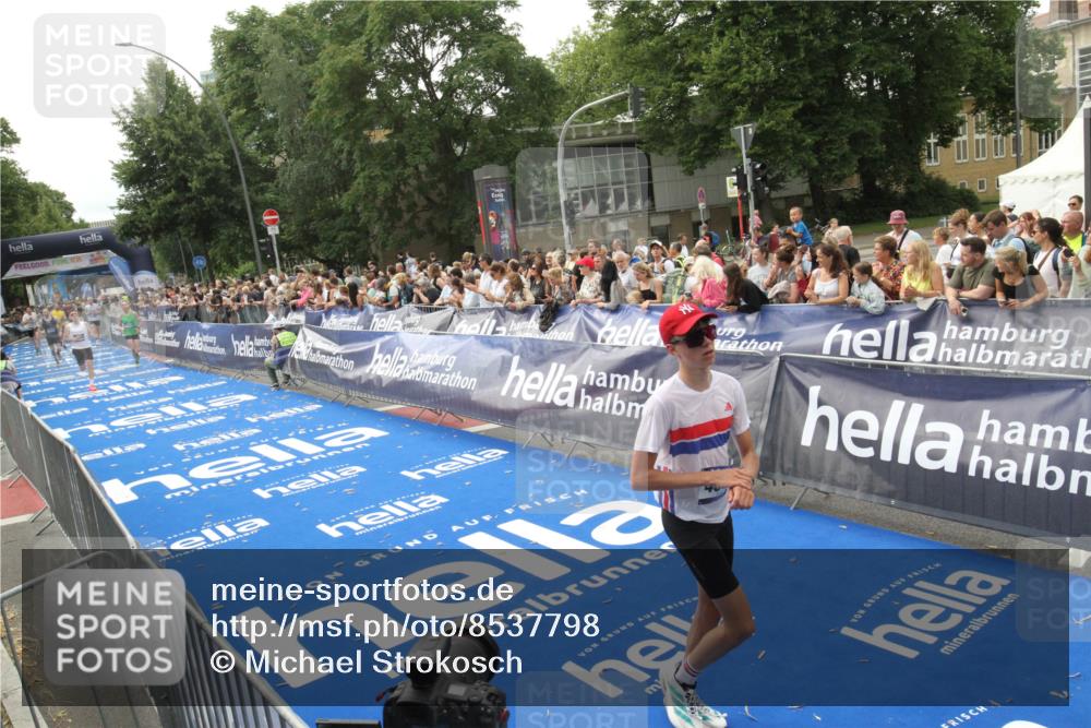29.06.2025 - hella hamburg halbmarathon Michael Strokosch http://msf.ph/oto/8537798 29.06.2025 10:33:26 Ziel  meine-sportfotos.de