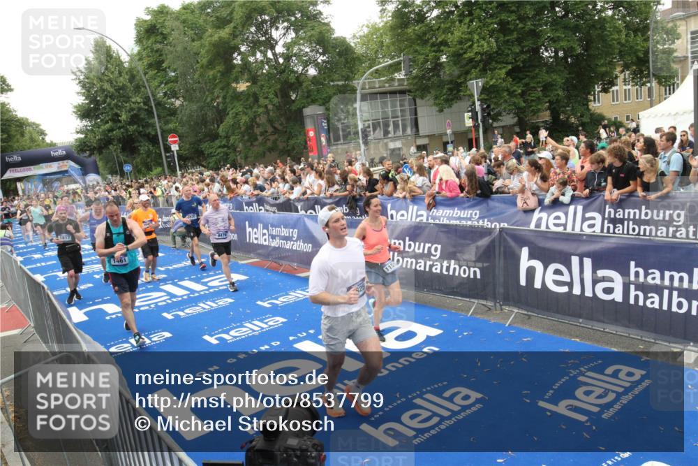 29.06.2025 - hella hamburg halbmarathon Michael Strokosch http://msf.ph/oto/8537799 29.06.2025 10:51:21 Ziel  meine-sportfotos.de