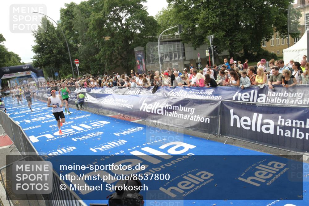 29.06.2025 - hella hamburg halbmarathon Michael Strokosch http://msf.ph/oto/8537800 29.06.2025 10:33:29 Ziel  meine-sportfotos.de