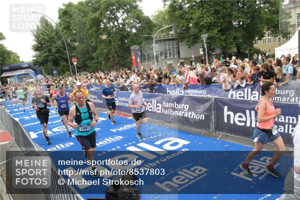 29.06.2025 - hella hamburg halbmarathon Michael Strokosch http://msf.ph/oto/8537803 29.06.2025 10:51:22 Ziel  meine-sportfotos.de