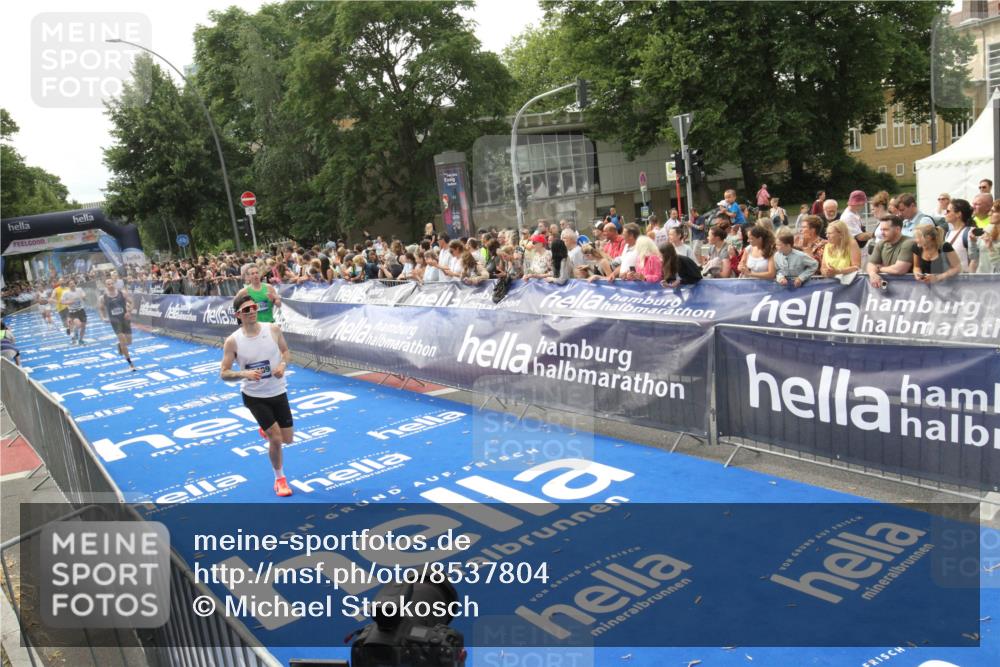 29.06.2025 - hella hamburg halbmarathon Michael Strokosch http://msf.ph/oto/8537804 29.06.2025 10:33:30 Ziel  meine-sportfotos.de
