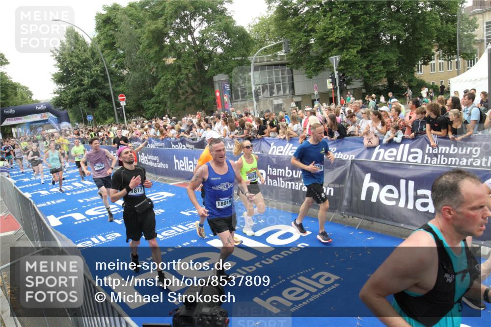 29.06.2025 - hella hamburg halbmarathon Michael Strokosch http://msf.ph/oto/8537809 29.06.2025 10:51:23 Ziel  meine-sportfotos.de