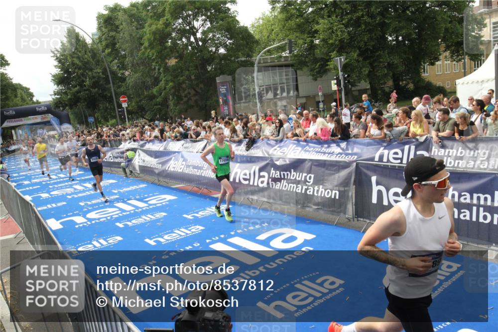 29.06.2025 - hella hamburg halbmarathon Michael Strokosch http://msf.ph/oto/8537812 29.06.2025 10:33:31 Ziel  meine-sportfotos.de