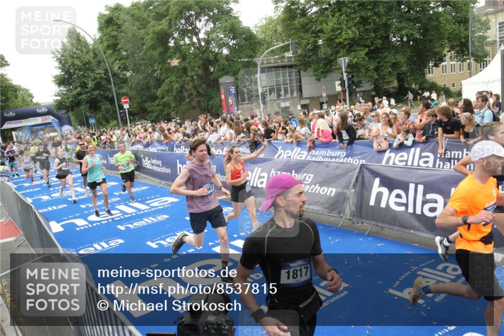 29.06.2025 - hella hamburg halbmarathon Michael Strokosch http://msf.ph/oto/8537815 29.06.2025 10:51:24 Ziel  meine-sportfotos.de