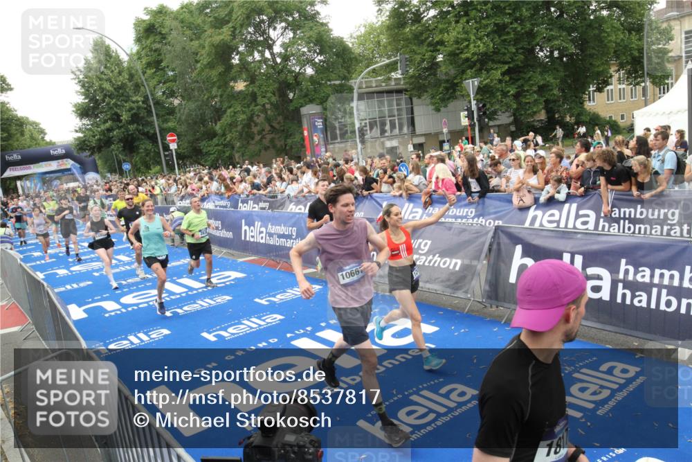 29.06.2025 - hella hamburg halbmarathon Michael Strokosch http://msf.ph/oto/8537817 29.06.2025 10:51:25 Ziel  meine-sportfotos.de