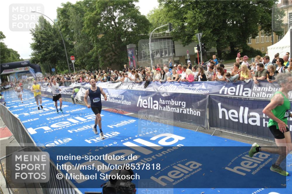 29.06.2025 - hella hamburg halbmarathon Michael Strokosch http://msf.ph/oto/8537818 29.06.2025 10:33:32 Ziel  meine-sportfotos.de