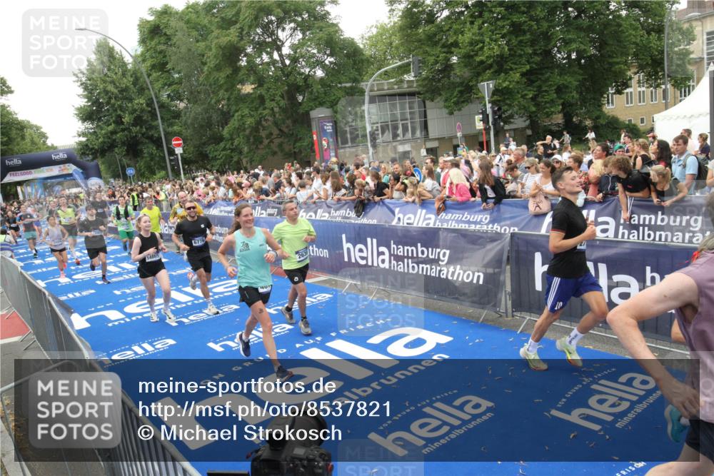 29.06.2025 - hella hamburg halbmarathon Michael Strokosch http://msf.ph/oto/8537821 29.06.2025 10:51:26 Ziel  meine-sportfotos.de
