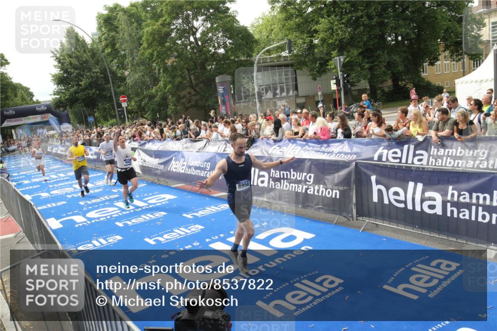29.06.2025 - hella hamburg halbmarathon Michael Strokosch http://msf.ph/oto/8537822 29.06.2025 10:33:33 Ziel  meine-sportfotos.de