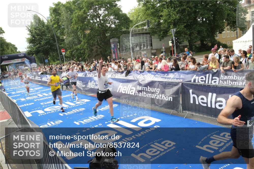 29.06.2025 - hella hamburg halbmarathon Michael Strokosch http://msf.ph/oto/8537824 29.06.2025 10:33:34 Ziel  meine-sportfotos.de