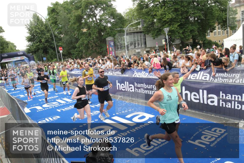 29.06.2025 - hella hamburg halbmarathon Michael Strokosch http://msf.ph/oto/8537826 29.06.2025 10:51:26 Ziel  meine-sportfotos.de