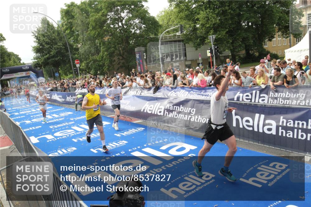 29.06.2025 - hella hamburg halbmarathon Michael Strokosch http://msf.ph/oto/8537827 29.06.2025 10:33:34 Ziel  meine-sportfotos.de