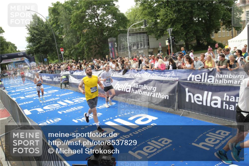 29.06.2025 - hella hamburg halbmarathon Michael Strokosch http://msf.ph/oto/8537829 29.06.2025 10:33:35 Ziel  meine-sportfotos.de