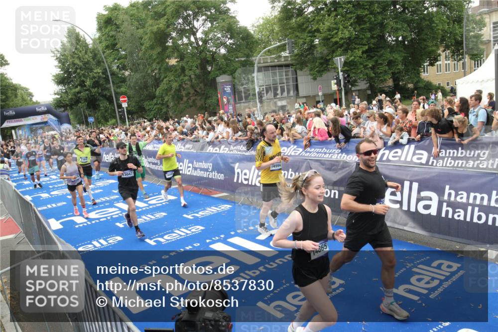 29.06.2025 - hella hamburg halbmarathon Michael Strokosch http://msf.ph/oto/8537830 29.06.2025 10:51:27 Ziel  meine-sportfotos.de