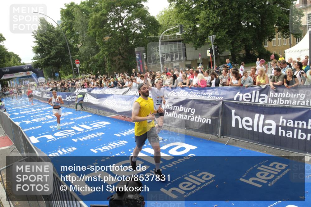 29.06.2025 - hella hamburg halbmarathon Michael Strokosch http://msf.ph/oto/8537831 29.06.2025 10:33:35 Ziel  meine-sportfotos.de