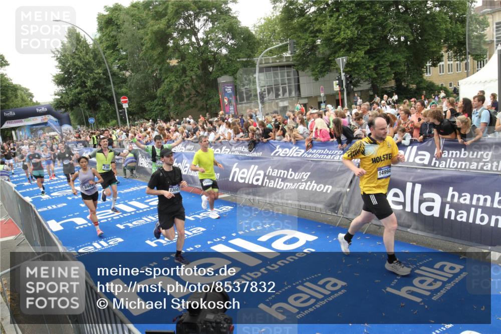 29.06.2025 - hella hamburg halbmarathon Michael Strokosch http://msf.ph/oto/8537832 29.06.2025 10:51:28 Ziel  meine-sportfotos.de
