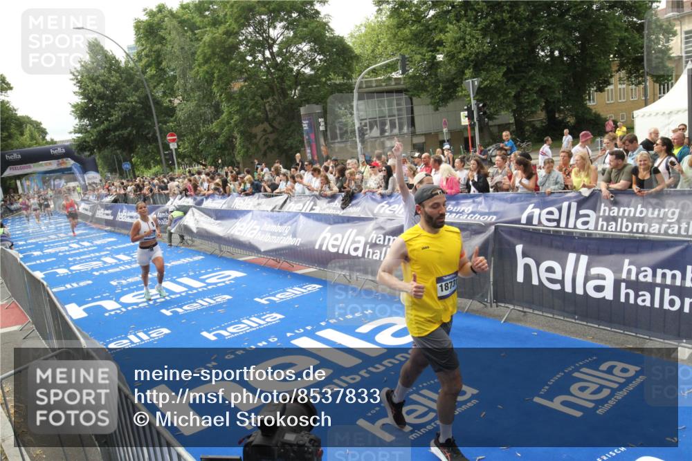 29.06.2025 - hella hamburg halbmarathon Michael Strokosch http://msf.ph/oto/8537833 29.06.2025 10:33:35 Ziel  meine-sportfotos.de