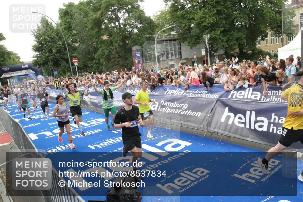 29.06.2025 - hella hamburg halbmarathon Michael Strokosch http://msf.ph/oto/8537834 29.06.2025 10:51:28 Ziel  meine-sportfotos.de