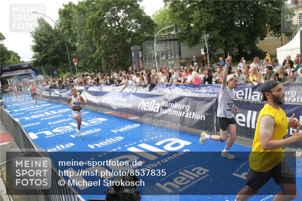 29.06.2025 - hella hamburg halbmarathon Michael Strokosch http://msf.ph/oto/8537835 29.06.2025 10:33:36 Ziel  meine-sportfotos.de
