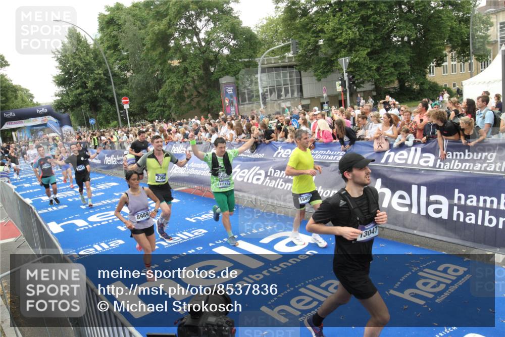 29.06.2025 - hella hamburg halbmarathon Michael Strokosch http://msf.ph/oto/8537836 29.06.2025 10:51:28 Ziel  meine-sportfotos.de
