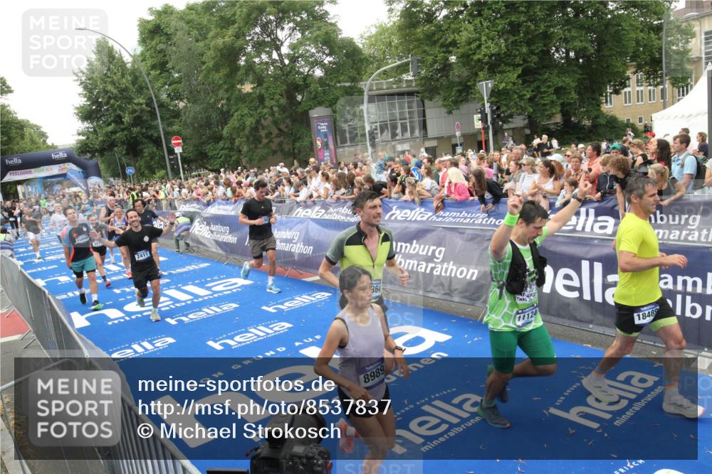 29.06.2025 - hella hamburg halbmarathon Michael Strokosch http://msf.ph/oto/8537837 29.06.2025 10:51:29 Ziel  meine-sportfotos.de