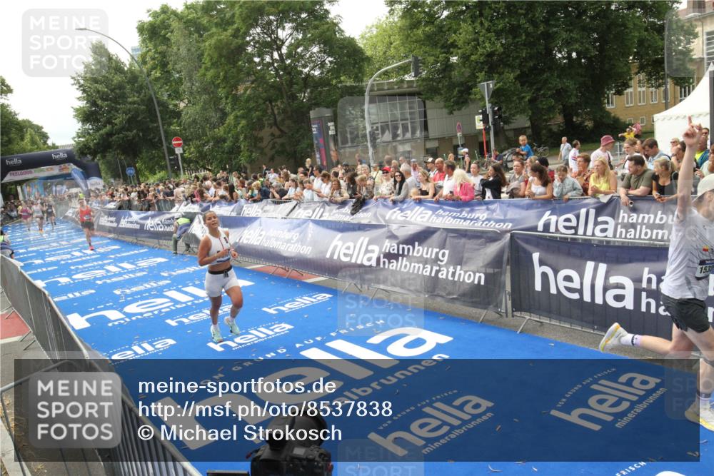 29.06.2025 - hella hamburg halbmarathon Michael Strokosch http://msf.ph/oto/8537838 29.06.2025 10:33:36 Ziel  meine-sportfotos.de