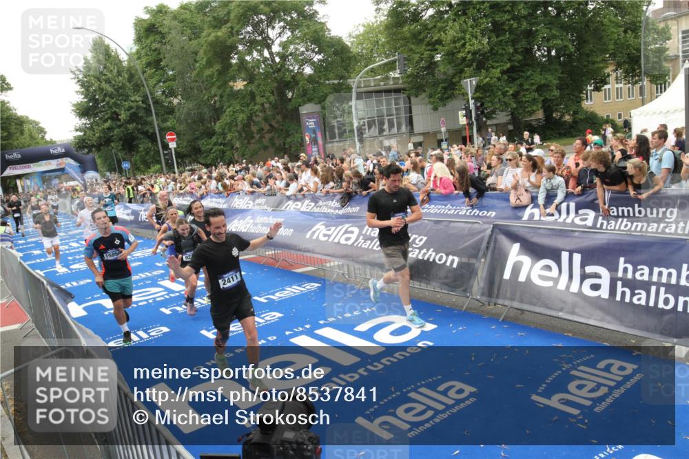 29.06.2025 - hella hamburg halbmarathon Michael Strokosch http://msf.ph/oto/8537841 29.06.2025 10:51:30 Ziel  meine-sportfotos.de