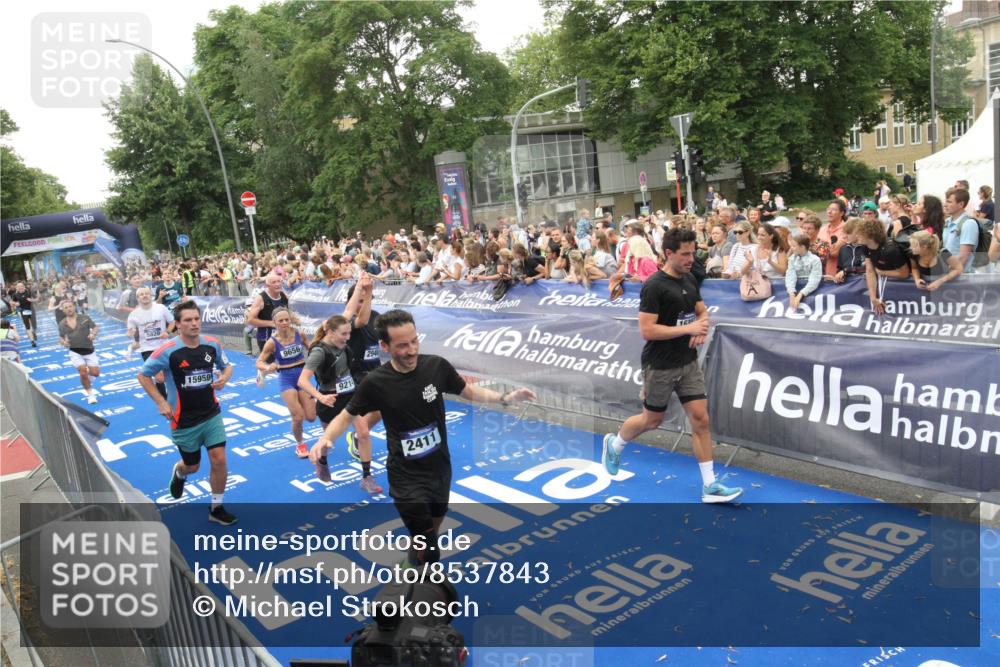 29.06.2025 - hella hamburg halbmarathon Michael Strokosch http://msf.ph/oto/8537843 29.06.2025 10:51:31 Ziel  meine-sportfotos.de